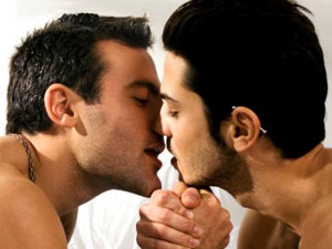 Ricerca europea sull'esclusione dei giovani omo - baciare01 - Gay.it Archivio
