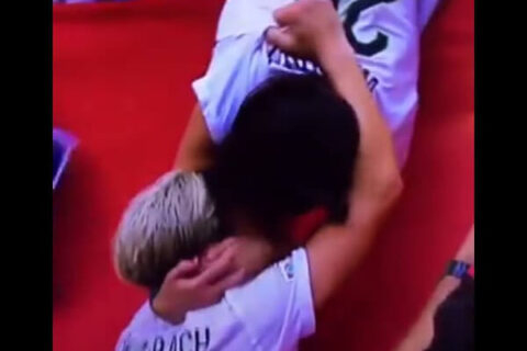 Abby vince i mondiali di calcio e corre a baciare la moglie video - bacio abby wambach - Gay.it Archivio