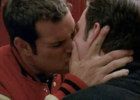 Parla l'attore che ha baciato Kurt: "Orgoglioso fosse lui" - bacio chrisBASE - Gay.it Archivio
