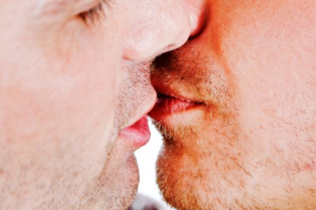 Torino, fuori dal locale per un bacio:"Finocchio, vattene" - bacio eur assoltiF1 - Gay.it Archivio