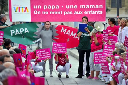 Dietro front di Hollande: niente fecondazione alle lesbiche - bacio lesbo franciaF1 - Gay.it Archivio