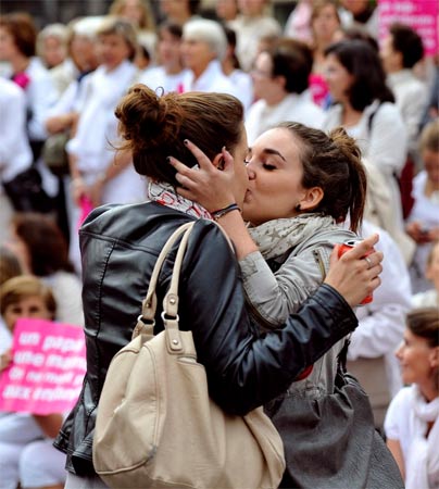 Il Senato francese approva il matrimonio gay - bacio lesbo franciaF3 - Gay.it Archivio