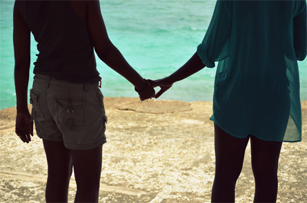 Un bacio sulla spiaggia: due ragazze accusate di "atti osceni" - bacio lesbo fregene1 - Gay.it Archivio