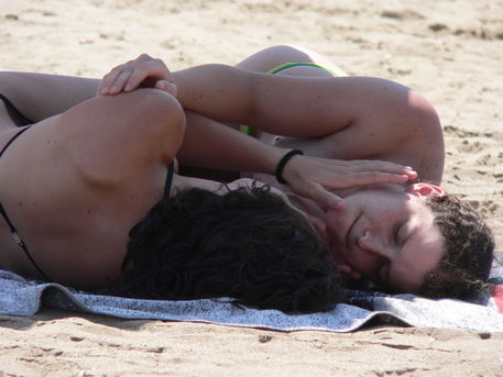 Un bacio sulla spiaggia: due ragazze accusate di "atti osceni" - bacio lesbo fregene2 - Gay.it Archivio
