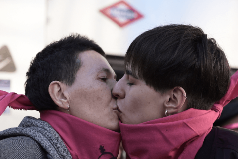 "Attenti ai gay sulla metro": sollevato il capo della sicurezza - bacio metro madrid 1 - Gay.it Archivio
