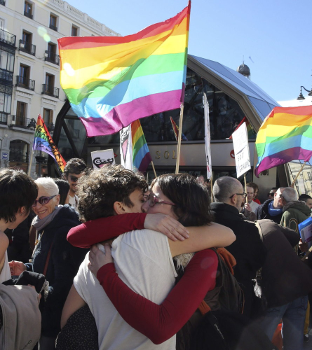 Il bacio collettivo alla Puerta del Sol
