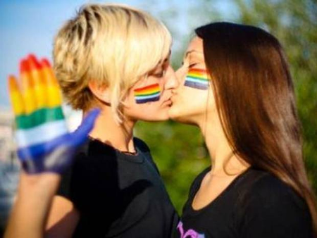 Facebook apre a 58 generi e Instagram censura un bacio - bacio pride donne - Gay.it Archivio