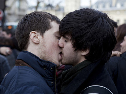 Torino, fuori dal locale per un bacio:"Finocchio, vattene" - Gay.it Archivio