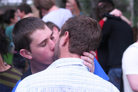 Torino, fuori dal locale per un bacio:"Finocchio, vattene" - Gay.it Archivio