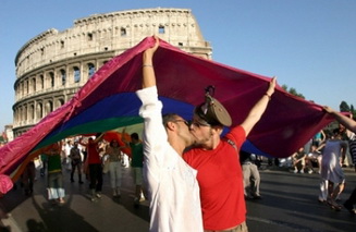 Si baciavano al Colosseo, il Giudice chiede i video - baciocolosseo - Gay.it Archivio