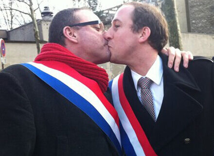 Francia, la Camera approva il matrimonio gay - baciofranciadeputatiBASE 1 - Gay.it Archivio