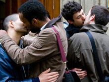 Bacio gay: rischiano processo i 2 del Colosseo - baciogay0907BASE - Gay.it Archivio
