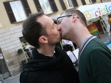 Bergamo, mostra di baci vietata: "Turba anziani e bambini" - bacirubati bergamo BASE 1 - Gay.it Archivio