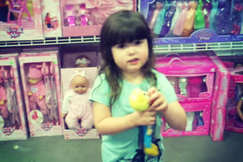 Non provate a regalare una bambola a questa bambina - bambina giocattoli bambini bambine rosa azzurro BS - Gay.it Archivio