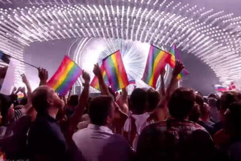 Bandiere rainbow sventolano all'Eurovision durante l'esibizione russa - bandiere rainbow eurovision - Gay.it Archivio
