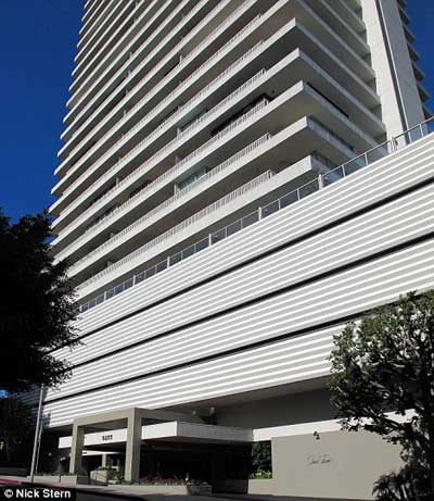 Gay infuriati con la BBC. John compra una casa al neonato - bbceltonjhonF3 - Gay.it Archivio