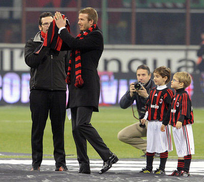 Beckham manda in delirio Milano - bechMilanF2 - Gay.it Archivio