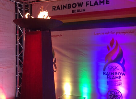 A Berlino si è accesa la fiaccola della Rainbow Flame - berlino rainbow flame 1 - Gay.it Archivio