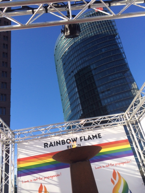 A Berlino si è accesa la fiaccola della Rainbow Flame - berlino rainbow flame1 - Gay.it Archivio