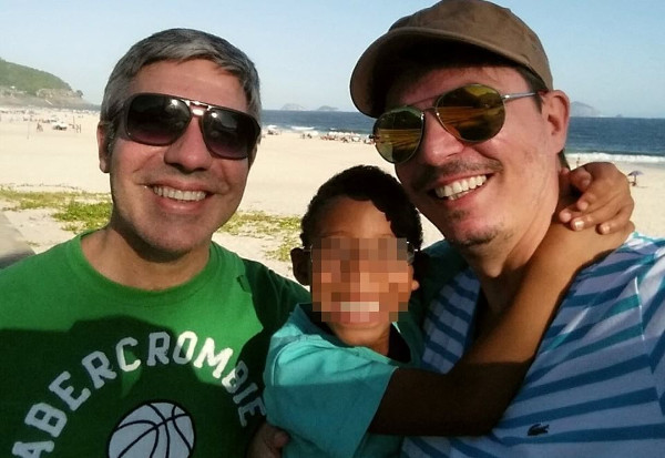 Due coppie etero lo rifiutano, lo adottano due papà gay - bimbo adottato coppia gay1 - Gay.it Archivio