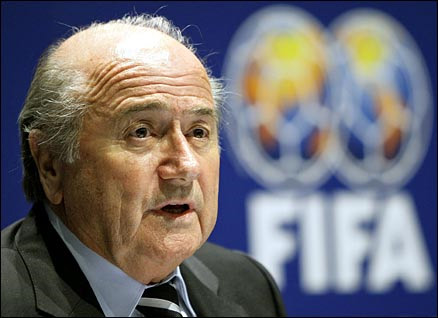 Presidente FIFA: "Gay benvenuti in Qatar, ma niente sesso" - blatterF2 - Gay.it Archivio
