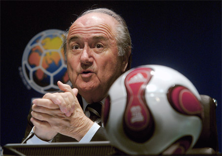 Blatter fa il mea culpa: "Chiedo scusa ai tifosi gay" - blatter scuseF2 - Gay.it Archivio