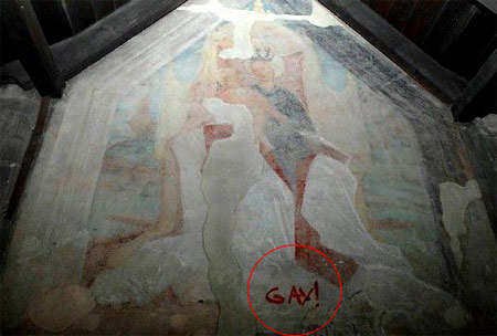 Dipinto del 1400 imbrattato con scritte omofobe a Bolzano - bolzano omofobiaf2 - Gay.it Archivio