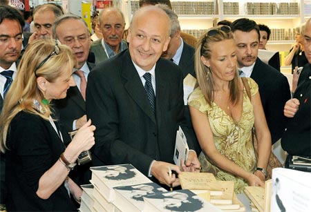 Bondi: "Io e Manuela a favore delle coppie gay. Anzi no" - bondi repettiF4 - Gay.it Archivio