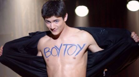 Boy Toy: il rimedio migliore per una vecchiaia serena - boytoyinsyF4 - Gay.it Archivio