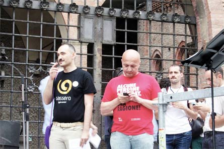 Vincenzo Branà (a sinistra) con Flavio Romani al Bologna Pride 2013