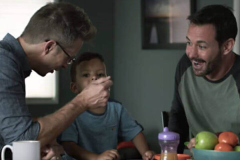 Lo spot Campbell: due papà si sfidano col loro figlio - campbell soup pubblicita base - Gay.it Archivio