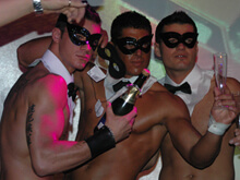 Uhb, il Capodanno gay 2010 è un eccitante bagno d'arte - capodannouhbBASE - Gay.it Archivio