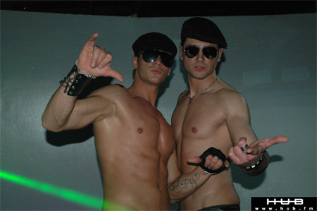 Uhb, il Capodanno gay 2010 è un eccitante bagno d'arte - capodannouhbF2 - Gay.it Archivio
