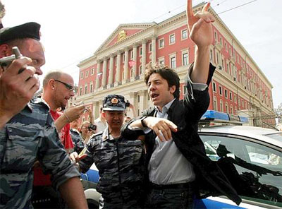 Cappato: lotto per togliervi il triangolo rosa dai vestiti - cappatoeur09F1 - Gay.it Archivio