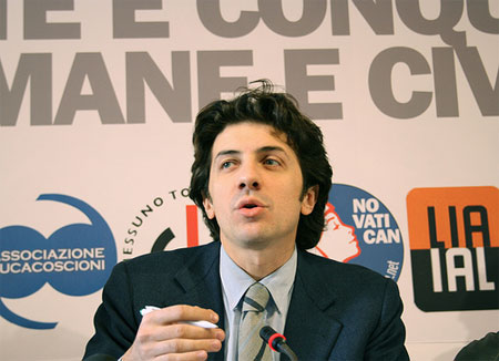 Cappato: lotto per togliervi il triangolo rosa dai vestiti - cappatoeur09F2 - Gay.it Archivio