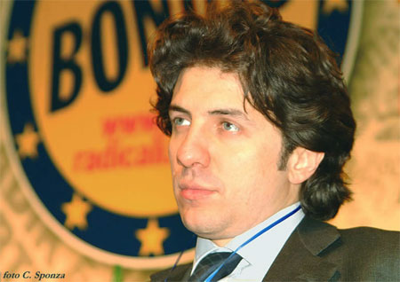 Cappato: lotto per togliervi il triangolo rosa dai vestiti - cappatoeur09F3 - Gay.it Archivio