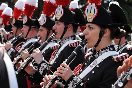 "Né musica né sport per chi ha l'HIV: lo vuole l'esercito" - carabinieri banda arma 450 - Gay.it Archivio