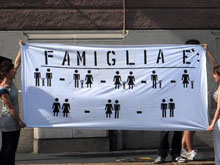 Sequestrato cartello su famiglie gay: contrario alla morale - cartellopapaBASE - Gay.it Archivio