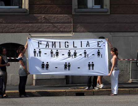 Sequestrato cartello su famiglie gay: contrario alla morale - cartellopapaF1 - Gay.it Archivio