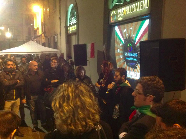 Torino: CasArcobaleno apre i battenti nel giorno della Liberazione - casarcobaleno inaugurazione2 - Gay.it Archivio