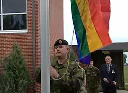 Accademia militare con la bandiera rainbow per la settimana del Pride - casermaalbertaBASE - Gay.it Archivio