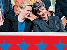La figlia lesbica di Cheney si schiera con l'omofobo Romney - cheney compagnaBASE - Gay.it Archivio