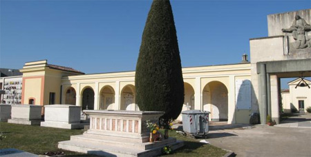 Castel S. Pietro: tombe di famiglia solo per coppie sposate - cimitero loculif1 - Gay.it Archivio