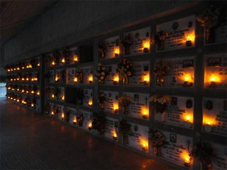 Castel S. Pietro: tombe di famiglia solo per coppie sposate - cimitero loculif2 - Gay.it Archivio