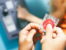 Roma: distributori di preservativi nelle scuole superiori - condom distributBASE - Gay.it Archivio