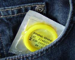 Aids: la Croce Rossa distribuisce profilattici - condom jeans - Gay.it Archivio