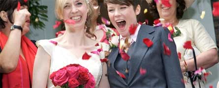 Sposa la fidanzata in Germania, l'azienda le dà congedo matrimoniale - congedo matrimonioaF1 - Gay.it Archivio