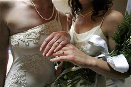 Sposa la fidanzata in Germania, l'azienda le dà congedo matrimoniale - congedo matrimonioaF2 - Gay.it Archivio