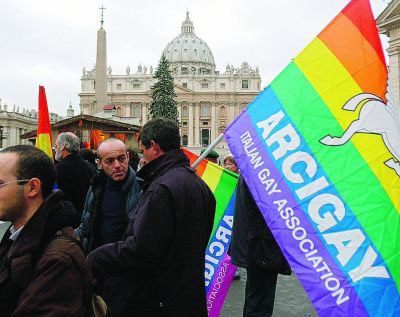Associazioni gay in piazza contro Bertone e pedofilia - congressoarcigayF1 1 - Gay.it Archivio