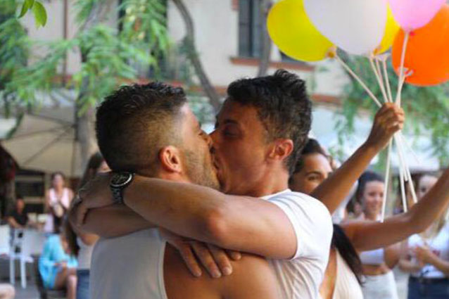 Grande Fratello 2015: una coppia gay nel cast dell'imminente edizione? - coppia gay gf flash mob - Gay.it Archivio
